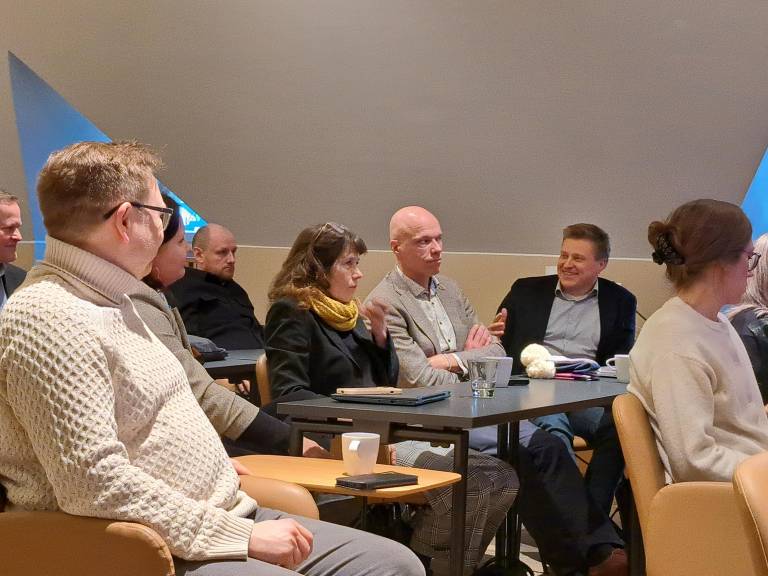 Ihmisiä keskustelemassa