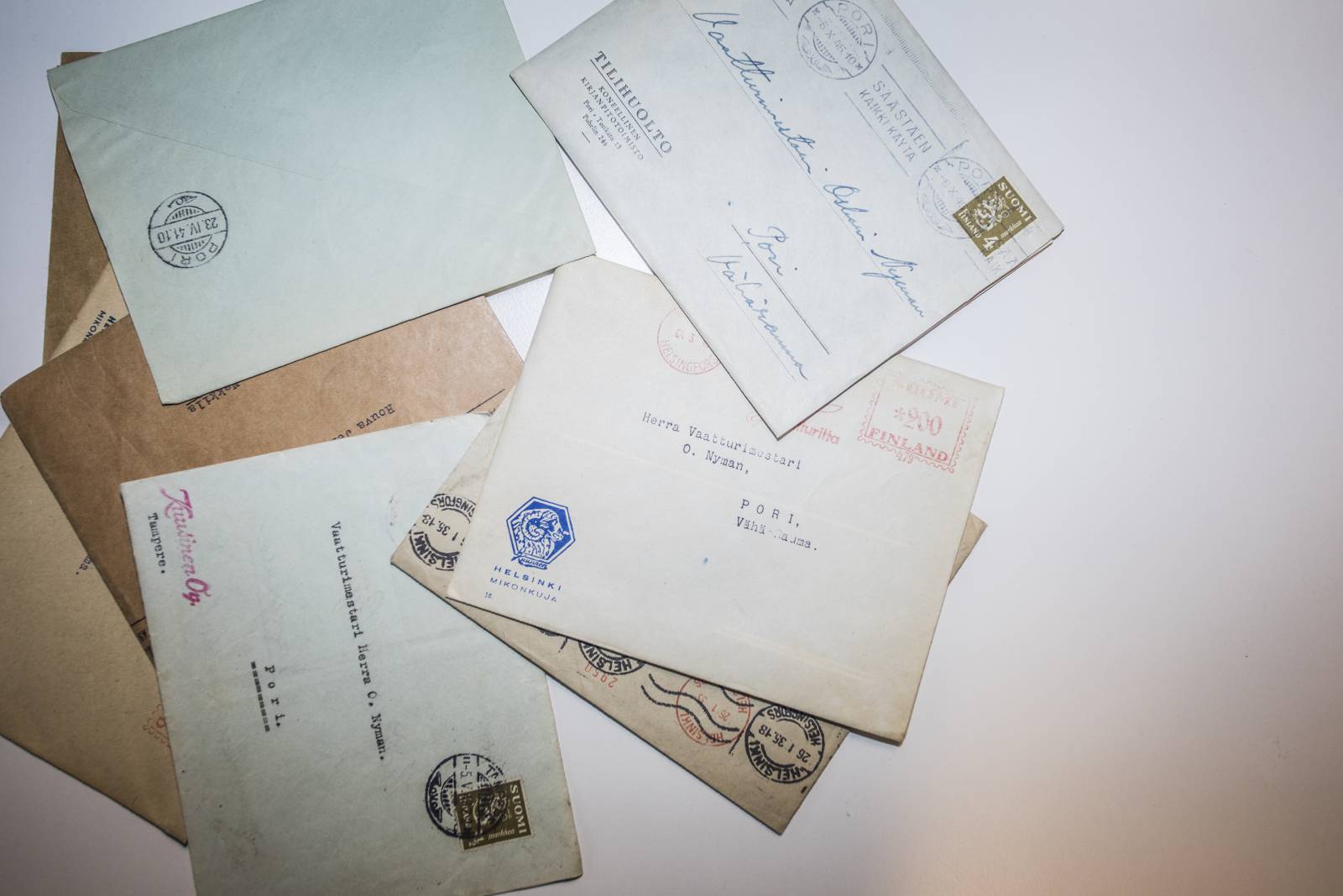 Sota-ajan kirjekuoria.