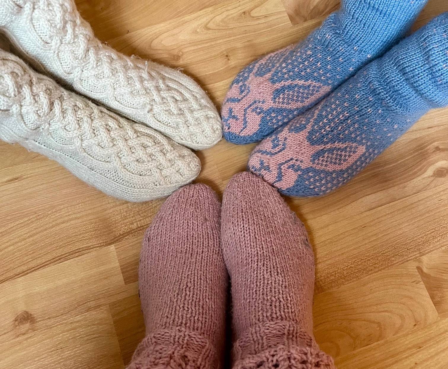 Kolmet jalat, joissa on villasukat.