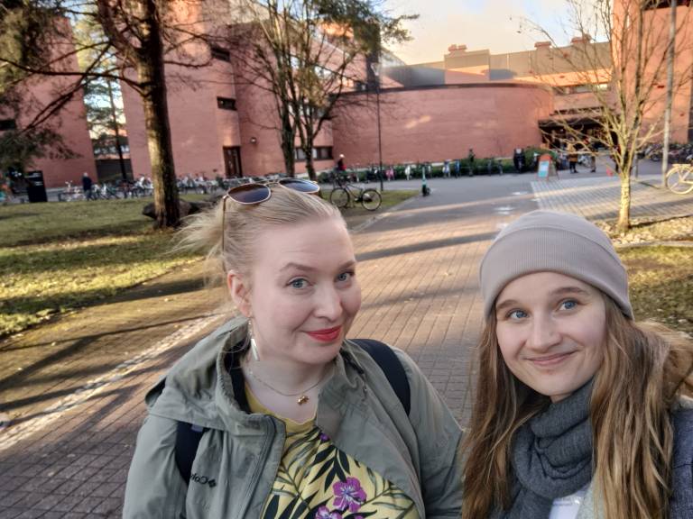 Ulkokuva Vilmasta ja Juulista. Taustalla Joensuun yliopiston rakennus.