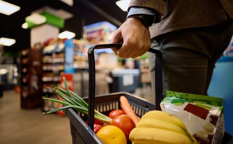 hedelmäostoksia ruokakaupassa