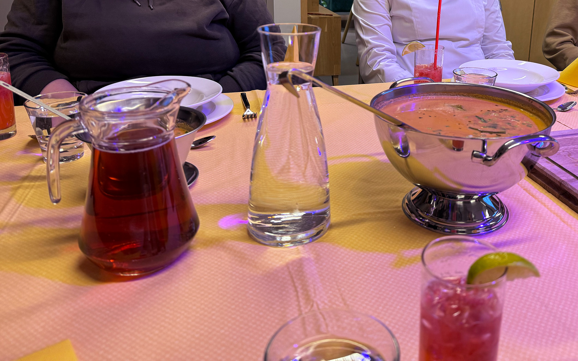 Alkukeitto pöydässä