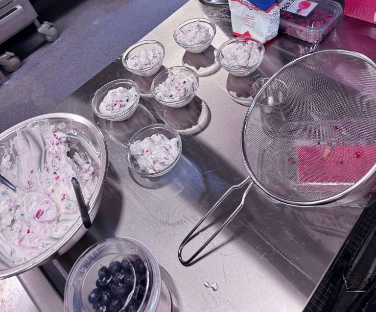 Jälkiruokaa kulhoissa