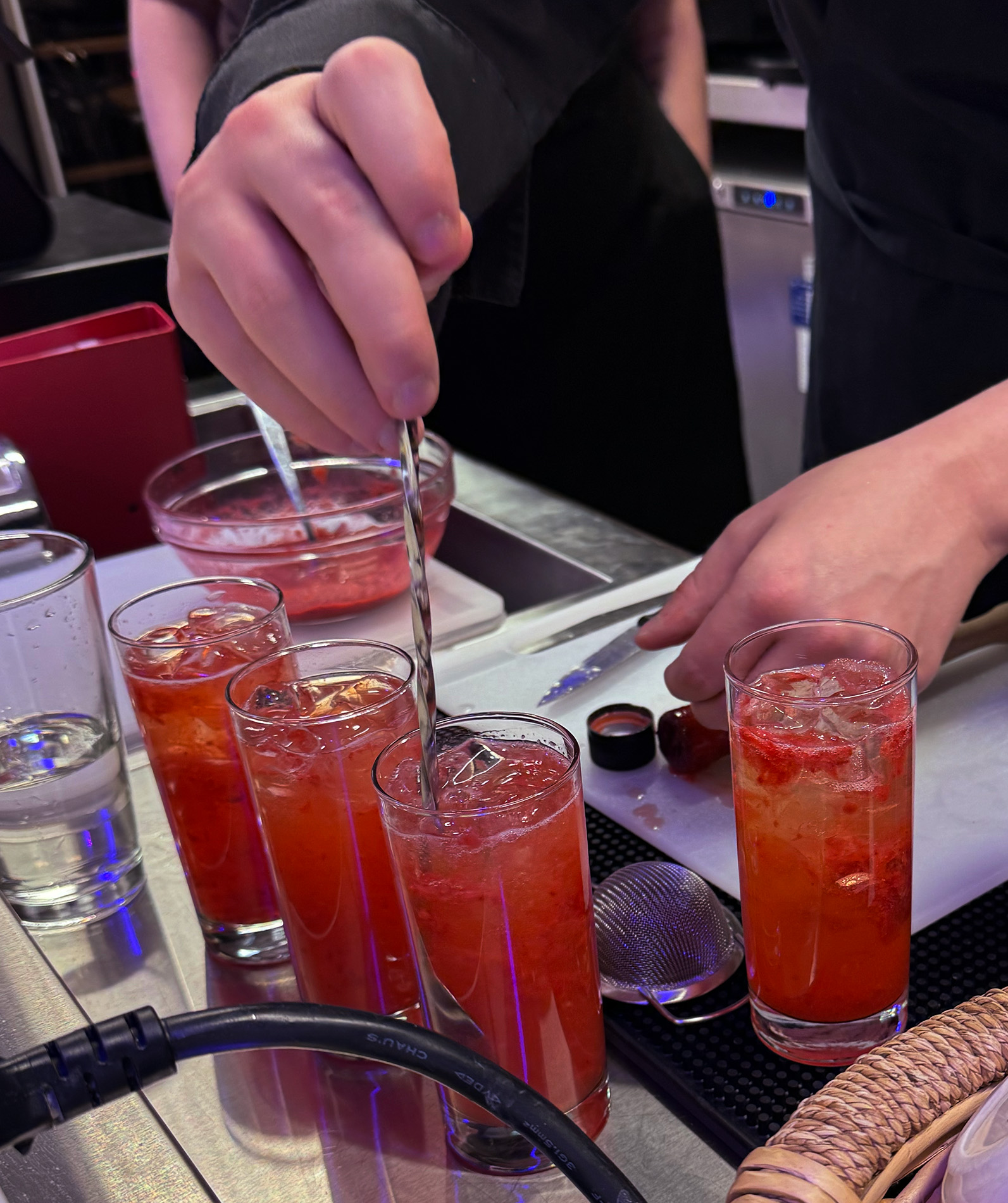 mocktaileja sekoitetaan