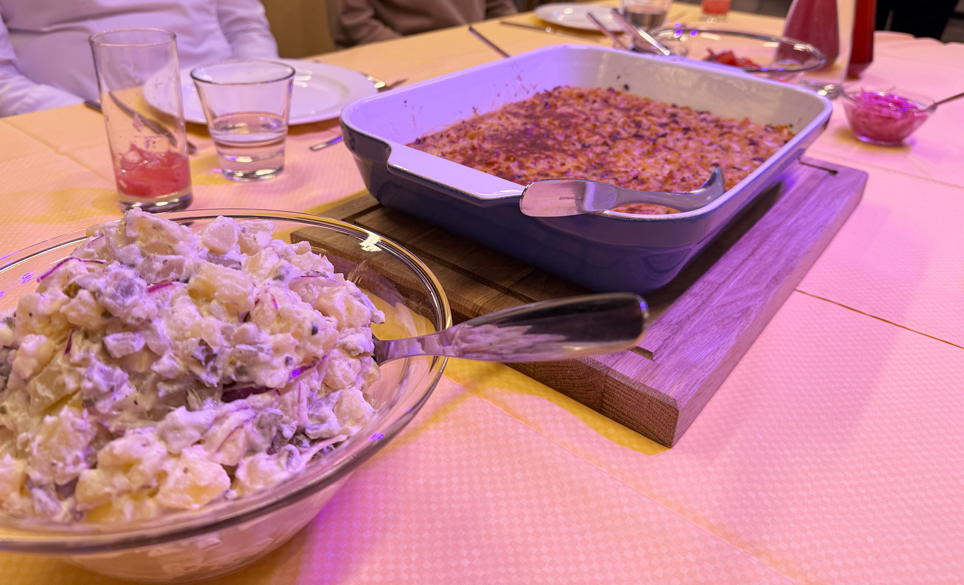 Pääruoka: makaronilaatikko ja salaatit pöydässä