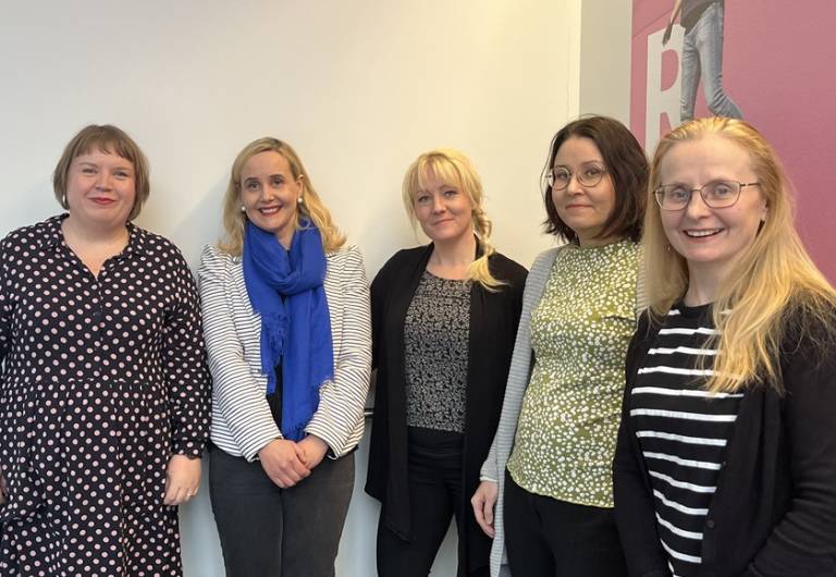 YHES-projektiryhmä kuvattuna: viisi naista rivissä