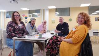 Kuvassa verkostotyöpajassa toteutettua pienryhmätoimintaa 5 hlön ryhmässä. Kuva: Iina Nieminen