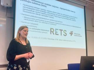 Essi pitämässä esitystä.