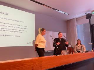 RETSin Ulrika ja Anastasia esiintyvät