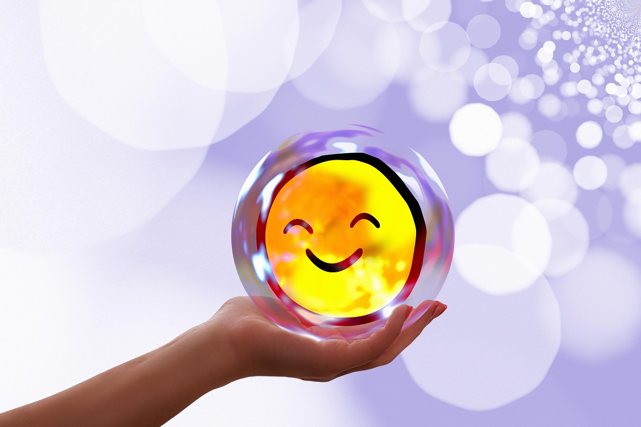 hymyilevä pallo kämmenen päällä