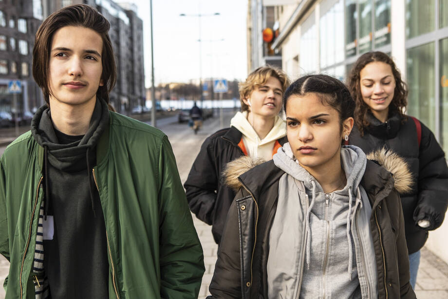 Nuoria kävelemässä kadulla