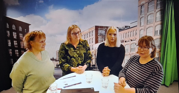 Neljä naista vierekkäin keskustelemassa