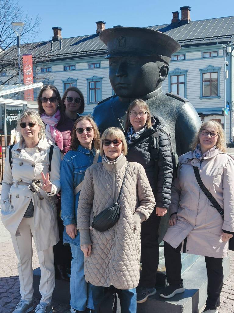KNOT-tiimi Oulun torilla toripoliisin edessä