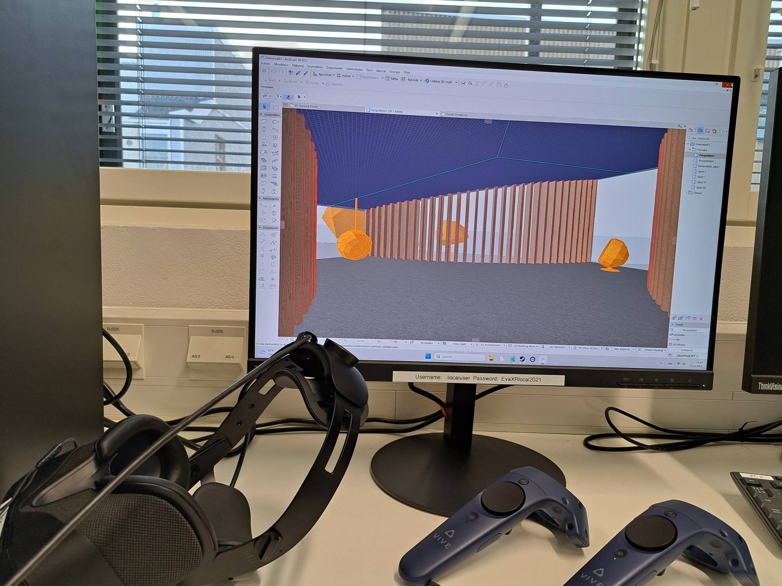 Tietokoneruudulla näkyy paviljongin seiniä, lattiaa ja kattoa, pöydällä sen edessä on XR-lasit ja ohjaimet.