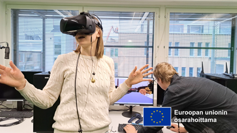 Vasemmalla on henkilö XR-lasit päässä ja kädet kartoittamassa tilaa, taustalla on tietokoneruutu, jossa näkyy paviljonki.