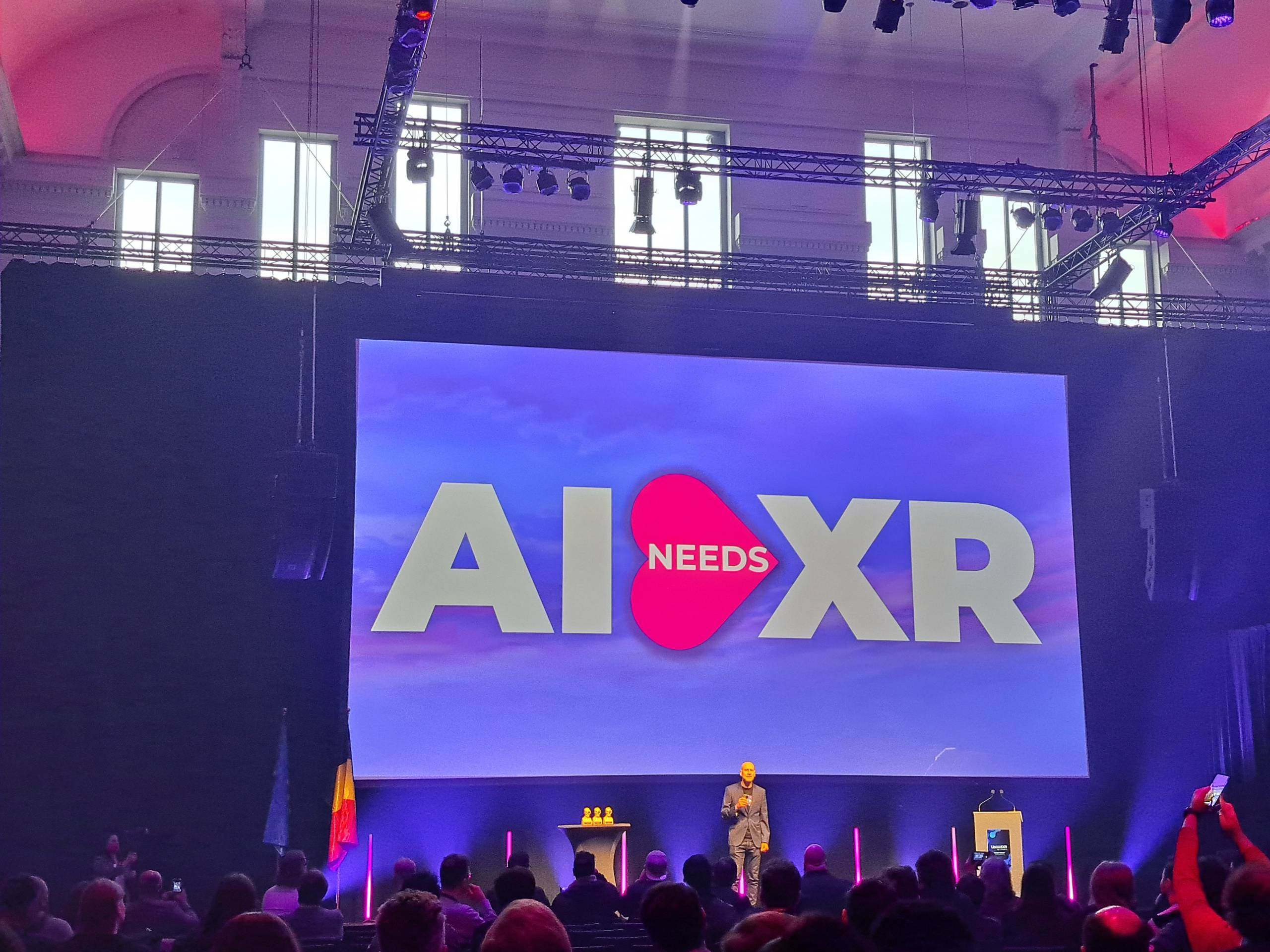 Lavalla Ori Inbar ja hänen takanaan teksti AI (sydämessä) needs XR