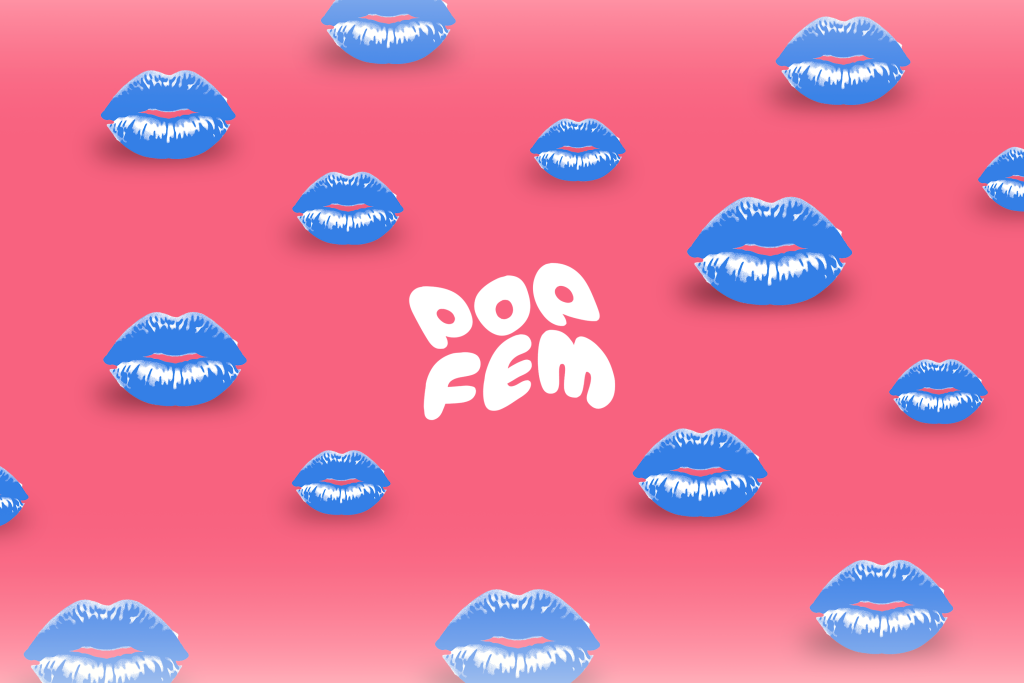 Kuvassa on sinisiä huulia vaaleanpunaista taustaa vasten. Kuvan keskellä on POPFEM-hankkeen logo.