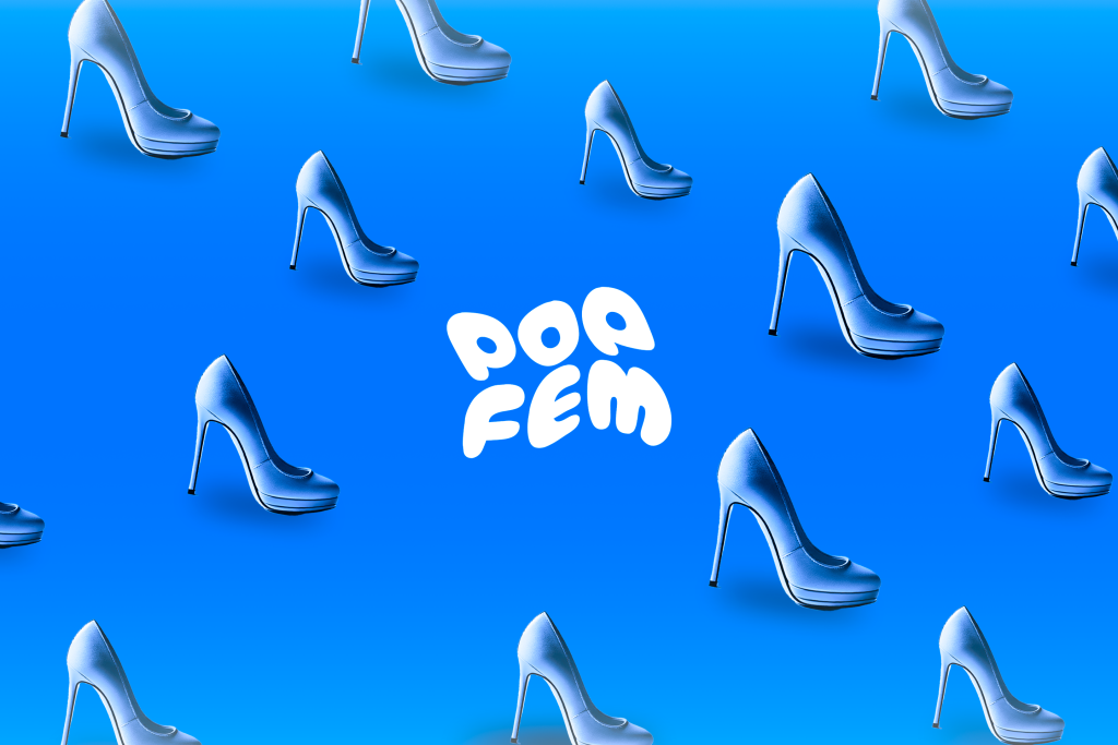 Kuvassa on POPFEM-hankkeen logo sinisellä taustalla. Taustalla on myös sinisiä korkokenkiä.