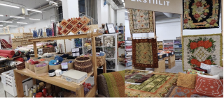 Käsityötarvikkeiden, kankaiden, seinävaatteiden ja lankojen myyntipiste