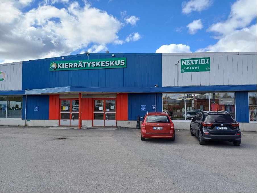 Yhteistyökumppanit vierekkäin samassa rakennuksessa.