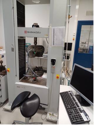 Vetolaite esim. muovikappaleiden vetolujuuden määrittämiseen