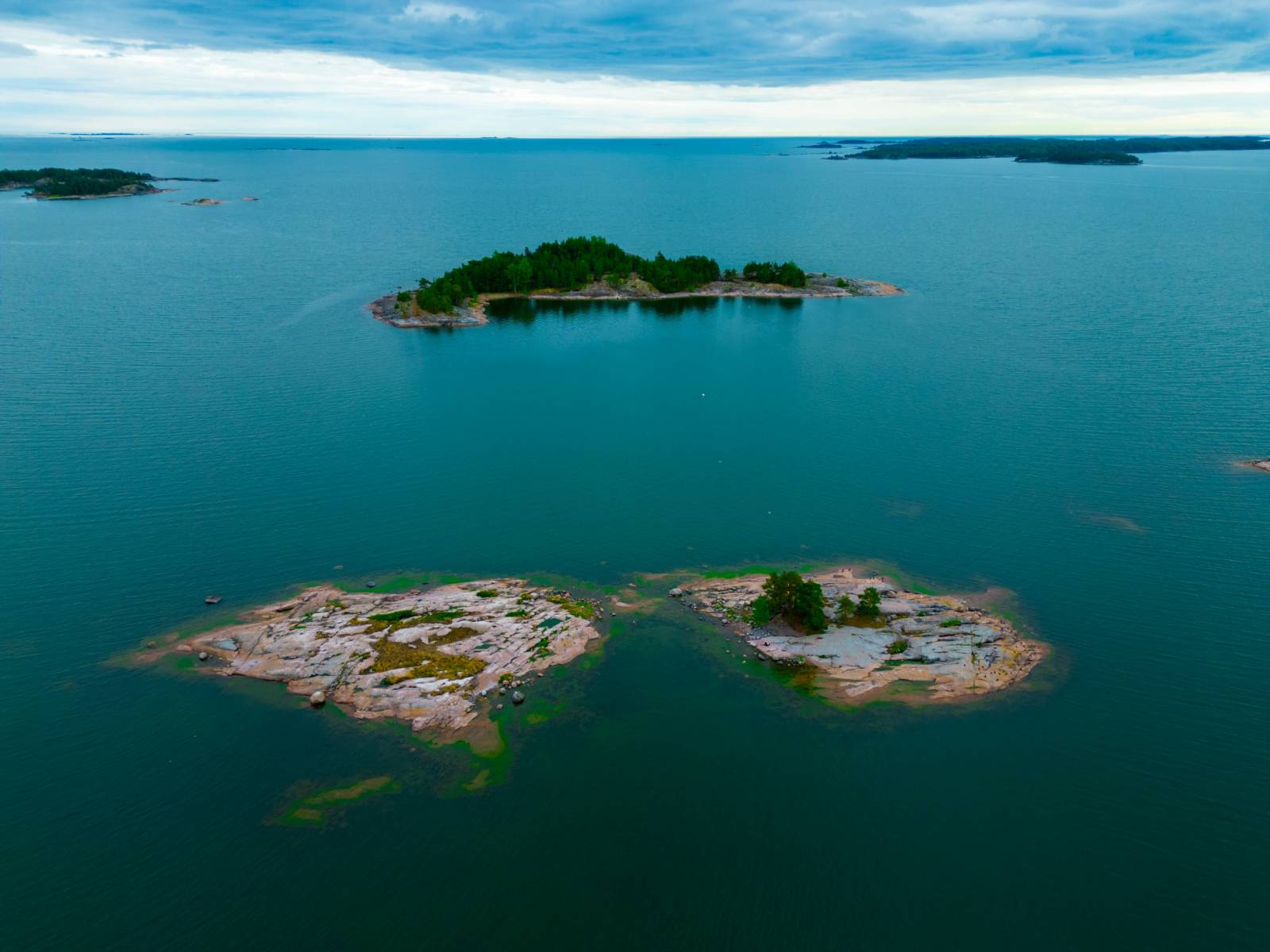 Merimaisema, jossa erikokoisia luotoja ja saaria