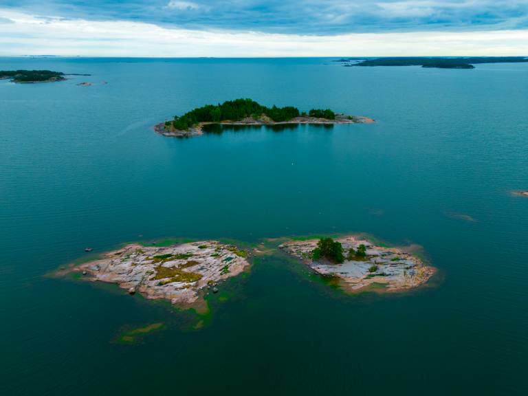 Merimaisema, jossa erikokoisia luotoja ja saaria
