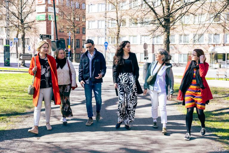 Group photo of all members of UnMaking Knowledge research team, walking in a park.