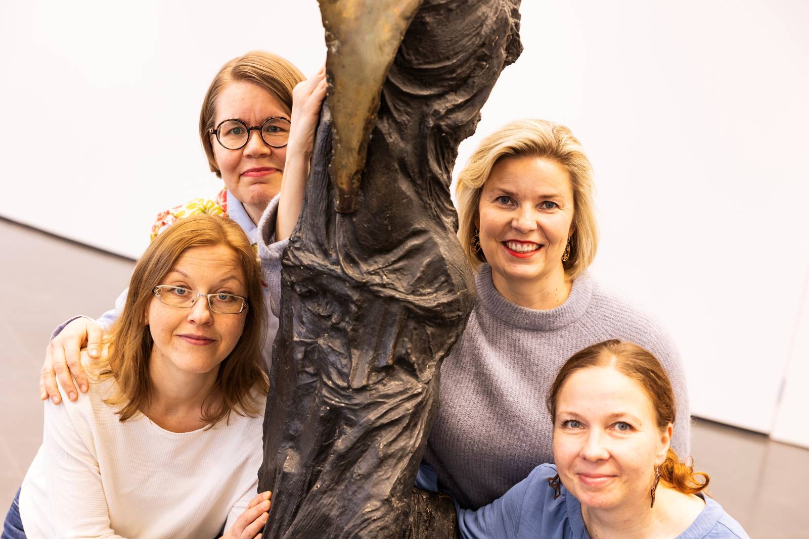 Kuvassa on tutkimusryhmän jäsenet patsaan ympärillä.