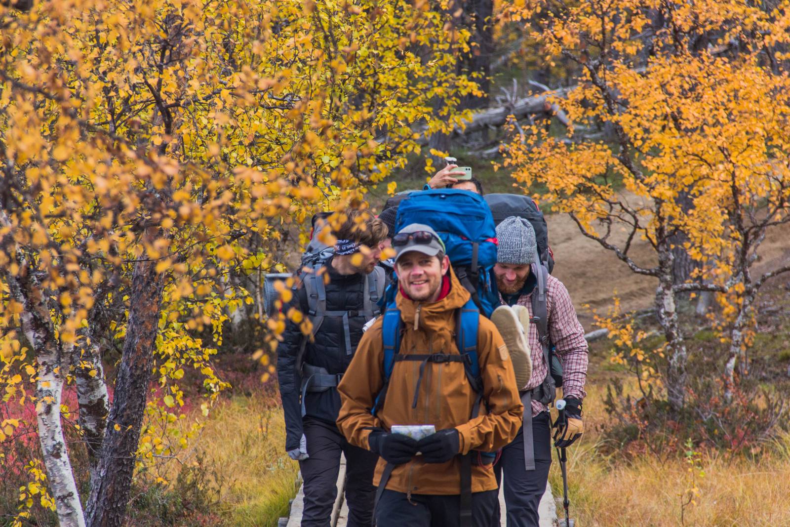Seikkailupedagogiikan opiskelijoita vaeltamassa sykysyisessä luonnossa.
