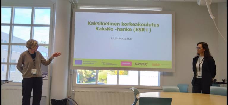 Eija Lähteenmäki ja Annina Korpela pitävät esitystä KaksKo-hankkeesta Kielten ja viestinnän opettajien päivillä.