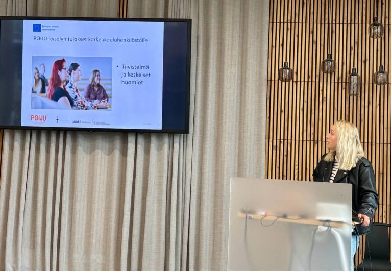 Iida_esittelee_tuloksia