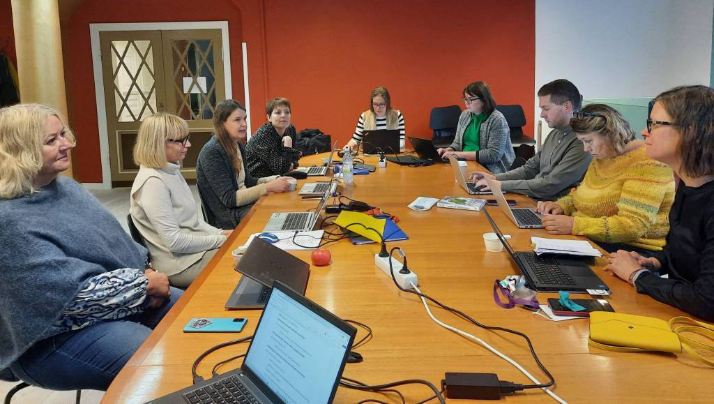 A picture of the NNGGC members working