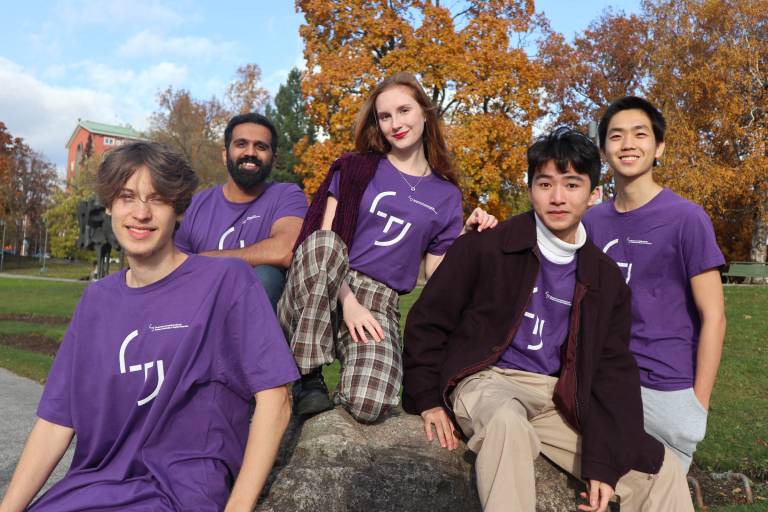 opiskelijat istuvat iloisina