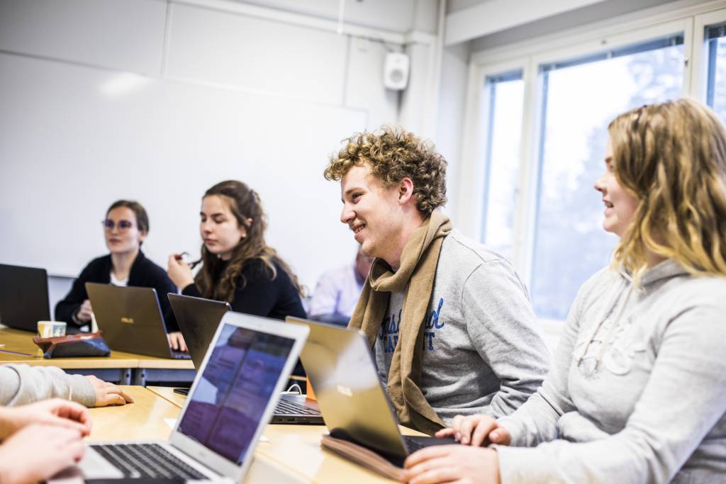 Kuvassa opiskelijoita pöydän ääressä