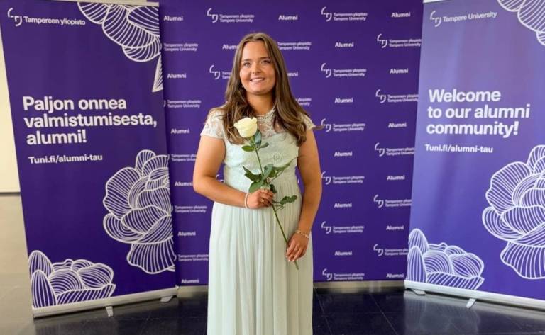 Ella Mäntysalo työskenteli hankkeessa korkeakouluharjoittelijana syksyllä 2025 ja projektiassistenttina keväällä 2026. Hän kirjoitti pro gradu -tutkielman Svenska upp -kehittämishankkeen tavoitteiden edistämiseksi.