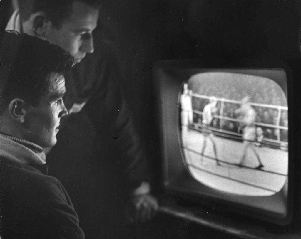 Nyrkkeilyä televisiosta vuonna 1958. Tahto-urheilumuseo.