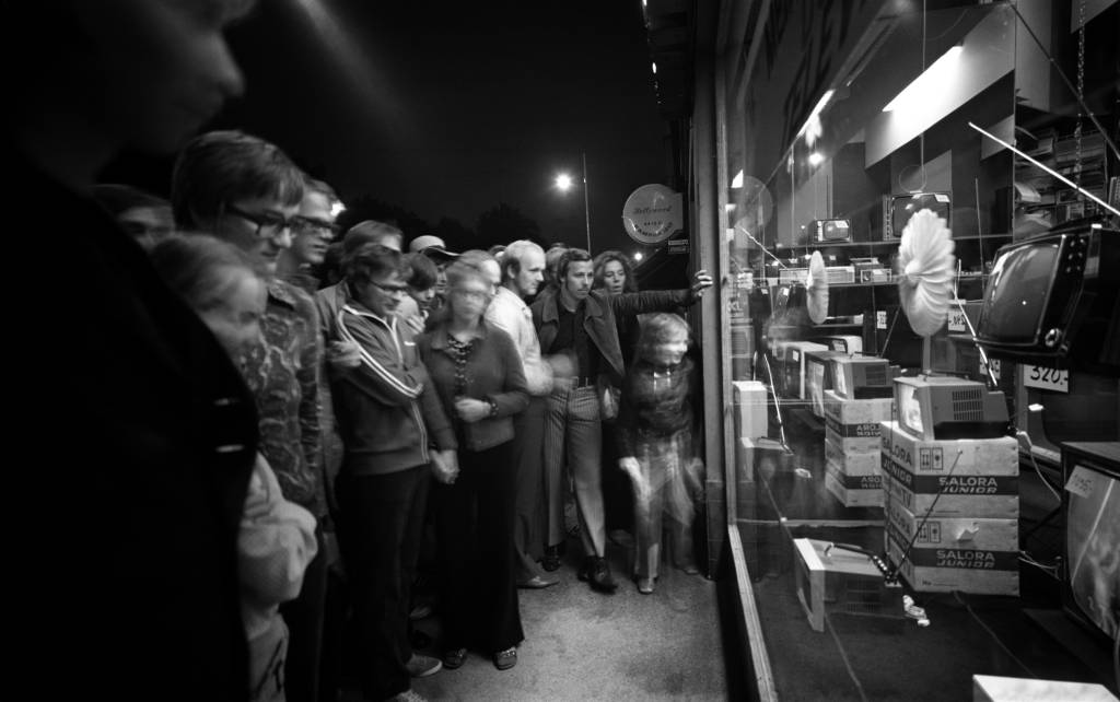 Athletics European Championships in Helsinki, 1971. People watch the competitions through a window of a television store. Photo: Helsinki City Museum.