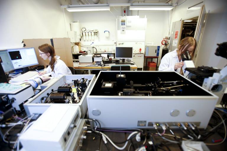 Kuva kemian ja biotekniikan laboratoriosta