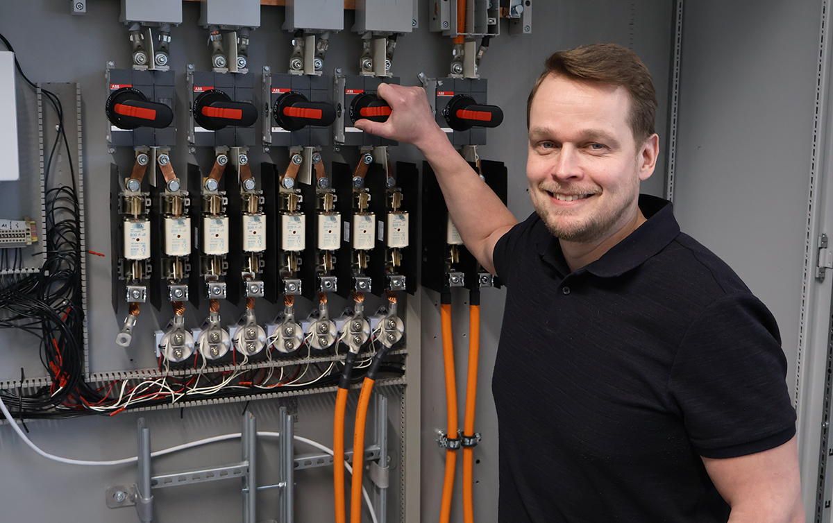 Mies sähkötekniikan laboratoriossa.