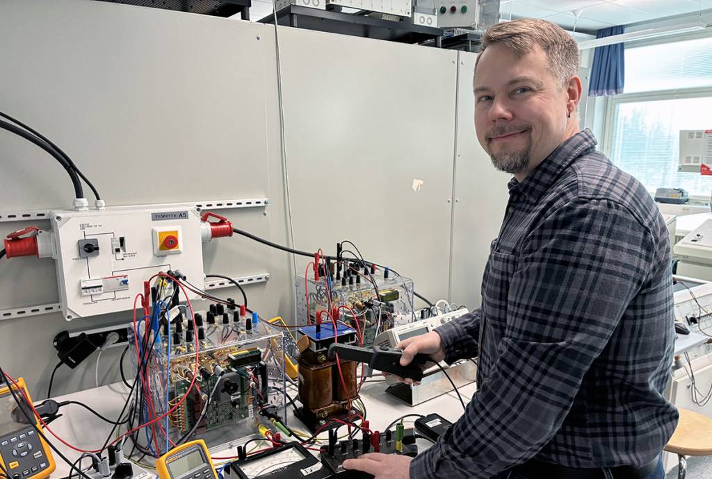 Mies sähkötekniikan laboratoriossa. 