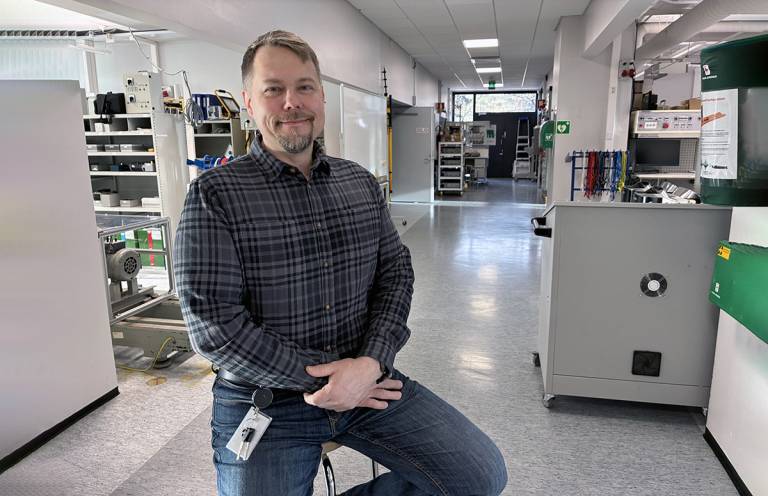 Mies sähkötekniikan laboratoriossa.