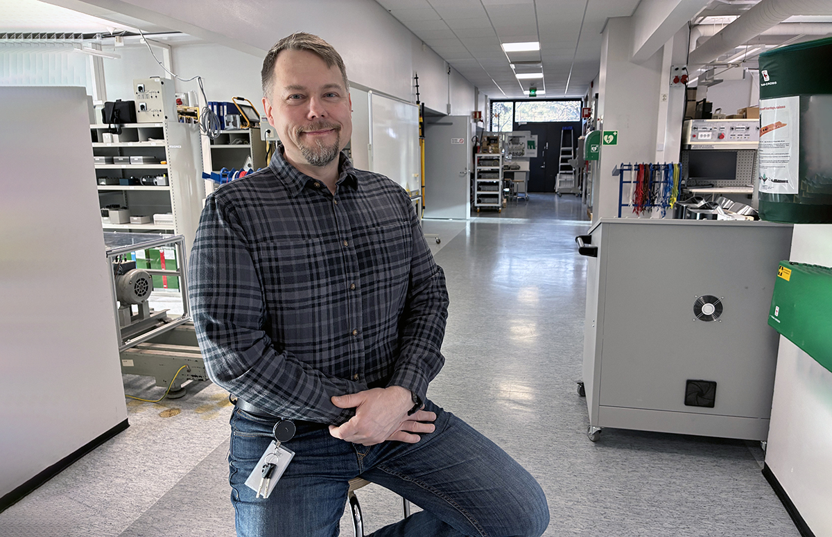 Mies sähkötekniikan laboratoriossa.