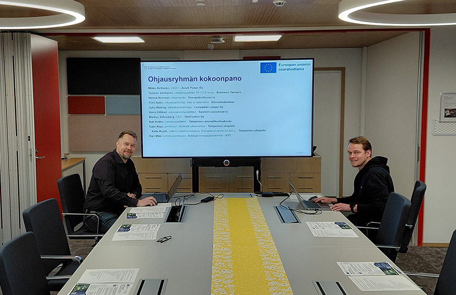 Kaksi miestä neuvotteluhuoneessa.