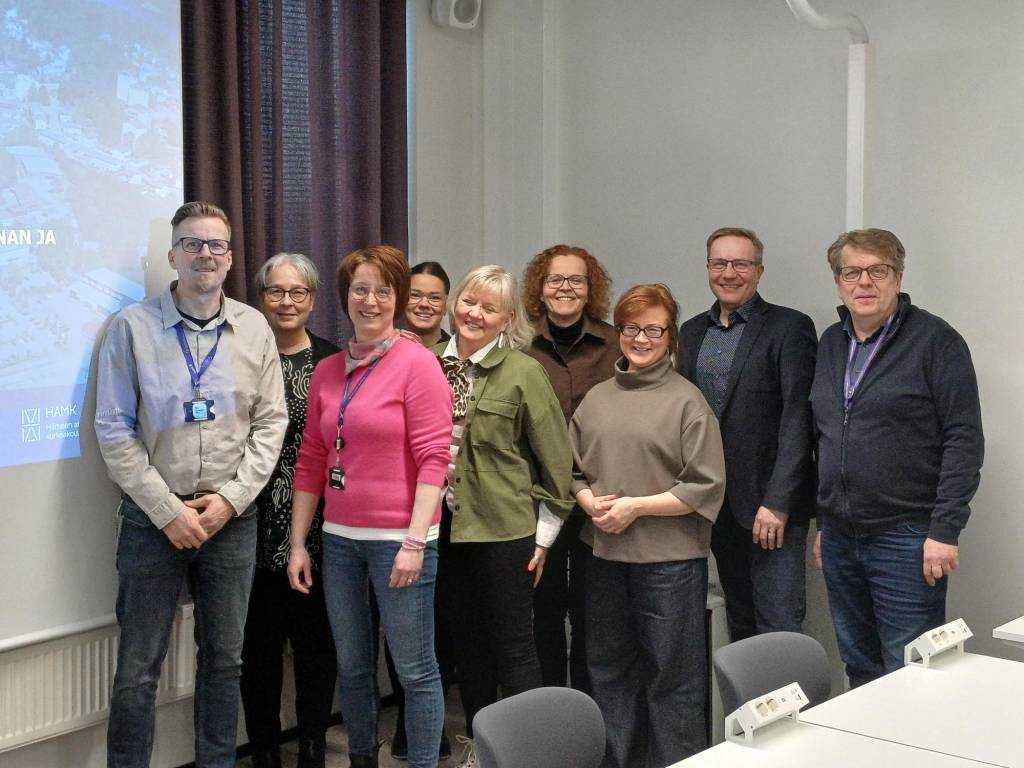 Kuvassa VALOHUB-tiimi Tampereella starttipäivässä huhtikuussa -26.
