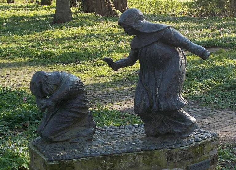 Sculpture “Encouragement” in which Salome Sticken encourages Liesbeth van Heenvliet (Sculpture by S. Crommelin (1984)