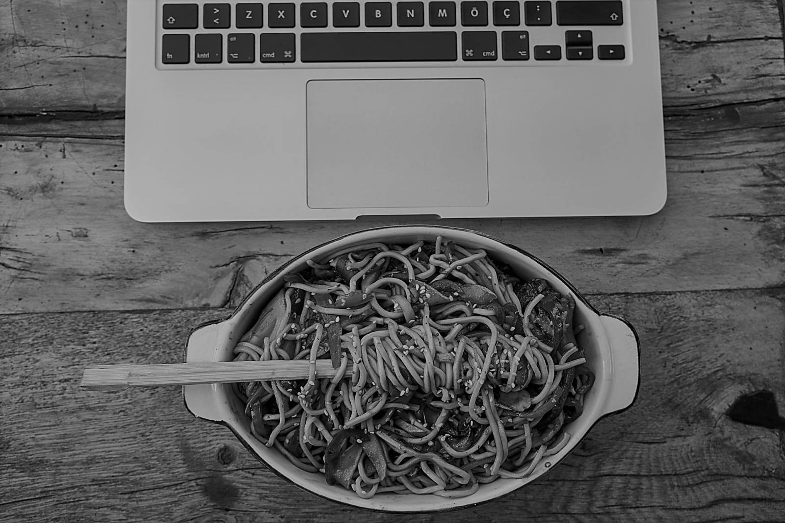 ruokaa ja tietokone