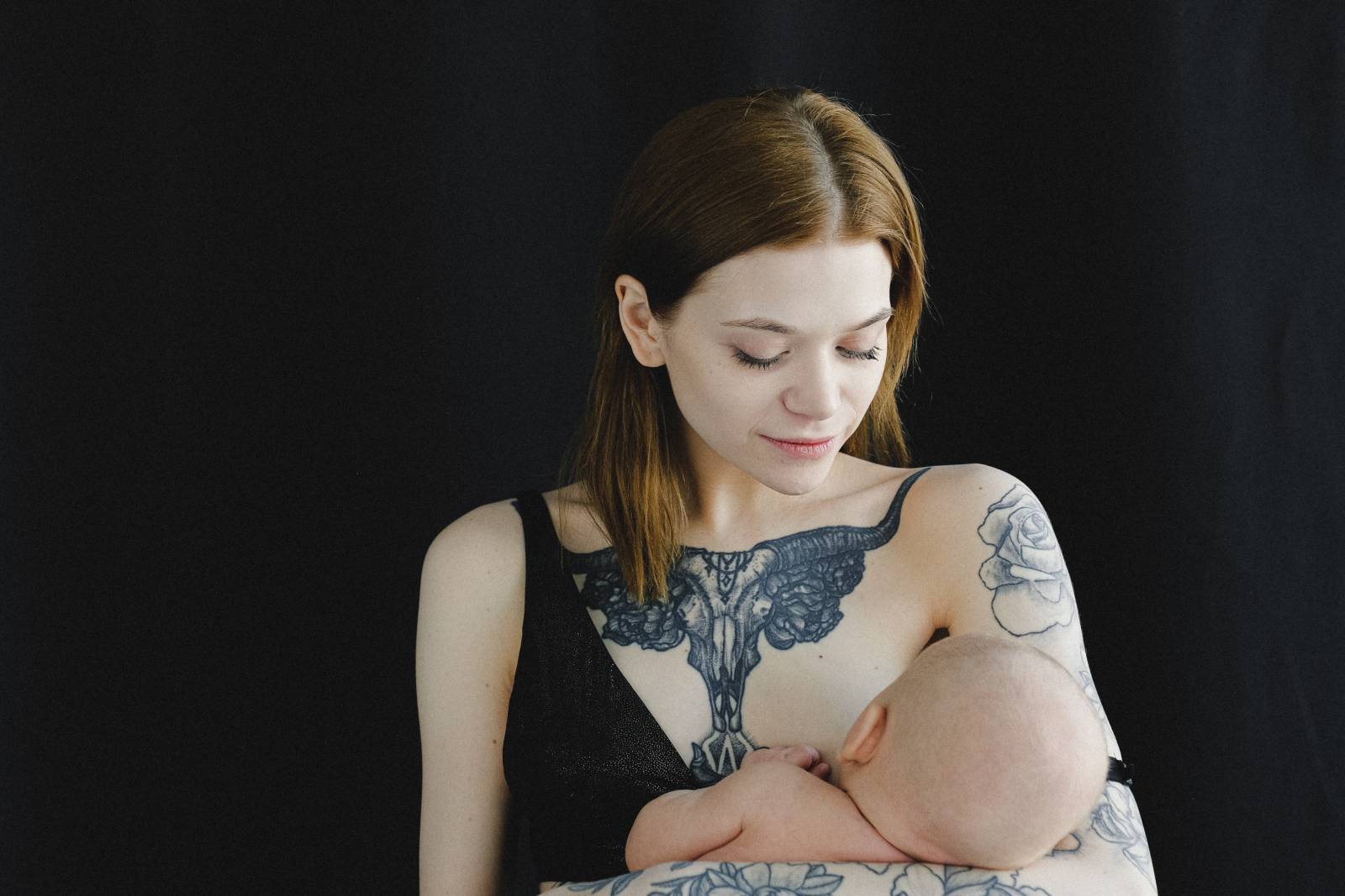 Äiti imettää vauvaa./mother breastfeeding baby
