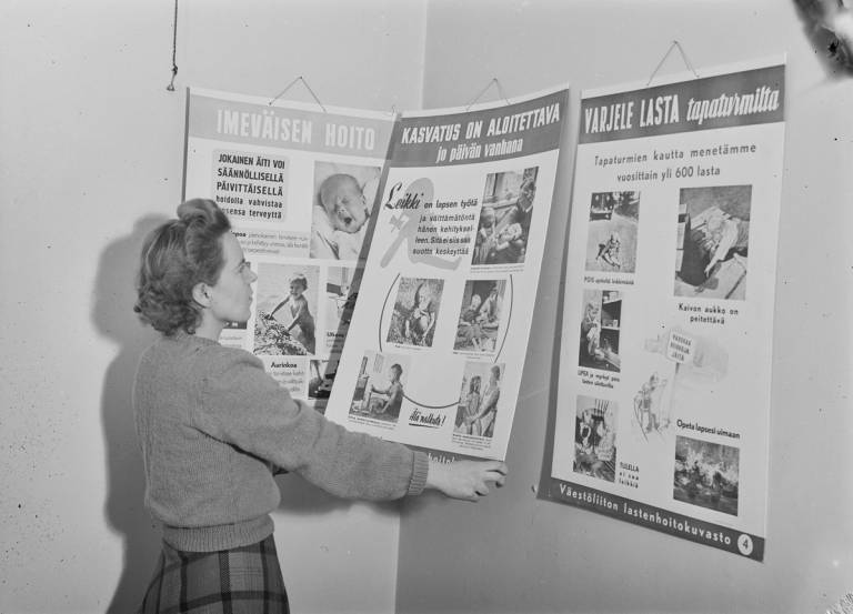 Lasten kasvatukseen liittyviä julisteita Väestoliiton toimiston seinällä 1948. Kuva: Museovirasto, Pekka Kyytisen kokoelma