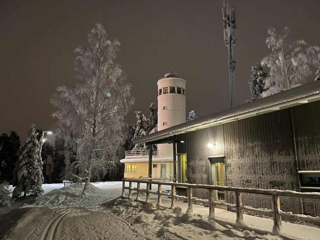 Kangasalan kirkkoharjun näkötorni ja kahvila lumisessa metsämaisemassa.